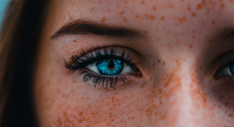 Woman with blue eyes and freckled face - Photo by Tommy van Kessel on Unsplash